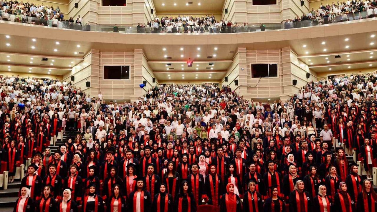 ERÜ Sağlık Hizmetleri Meslek Yüksekokulu yeni mezunlarını verdi