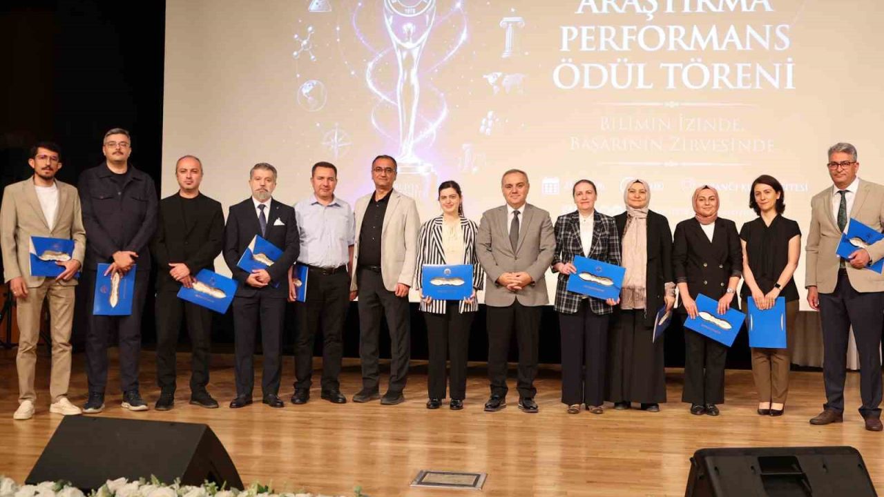 ERÜ’de ’2025 Yılı Araştırma Performans Ödül Töreni’ düzenlendi
