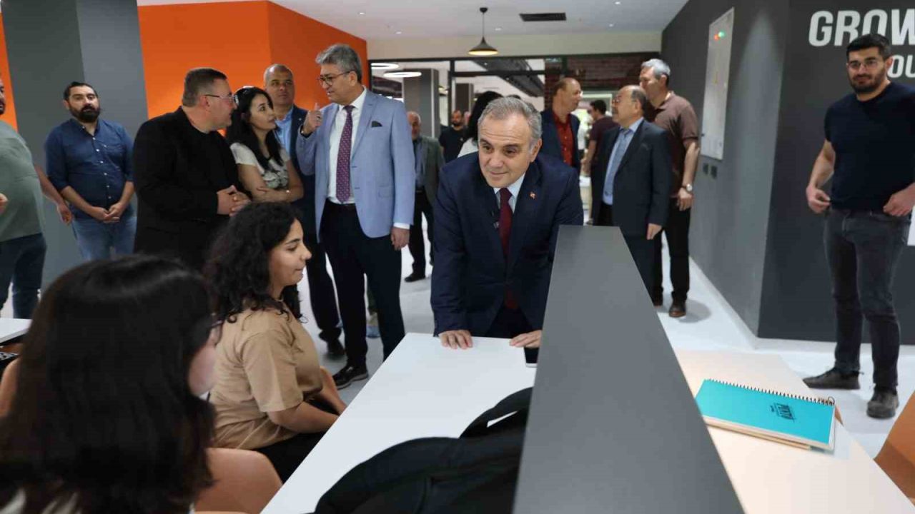 ERÜ’nün yenilenen Kadir Has Merkez Kütüphanesi hizmete açıldı