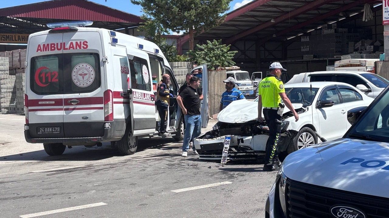 Erzincan’da 3 araçlı trafik kazası güvenlik kamerasına yansıdı