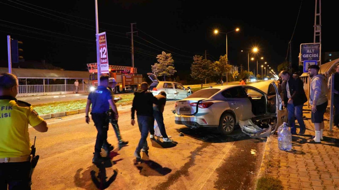 Erzincan’da iki otomobil çarpıştı: 5 yaralı
