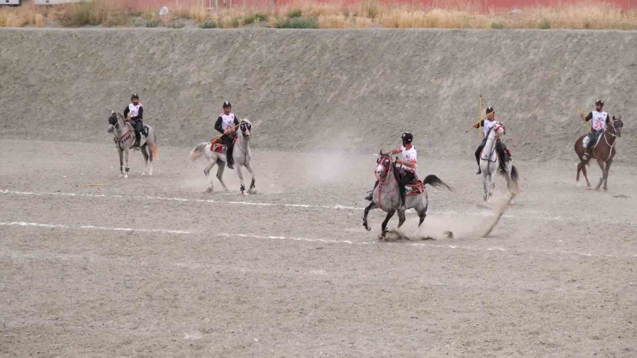 Erzincan’da Kulüpler İl Birinciliği Atlı Cirit müsabakaları tamamlandı