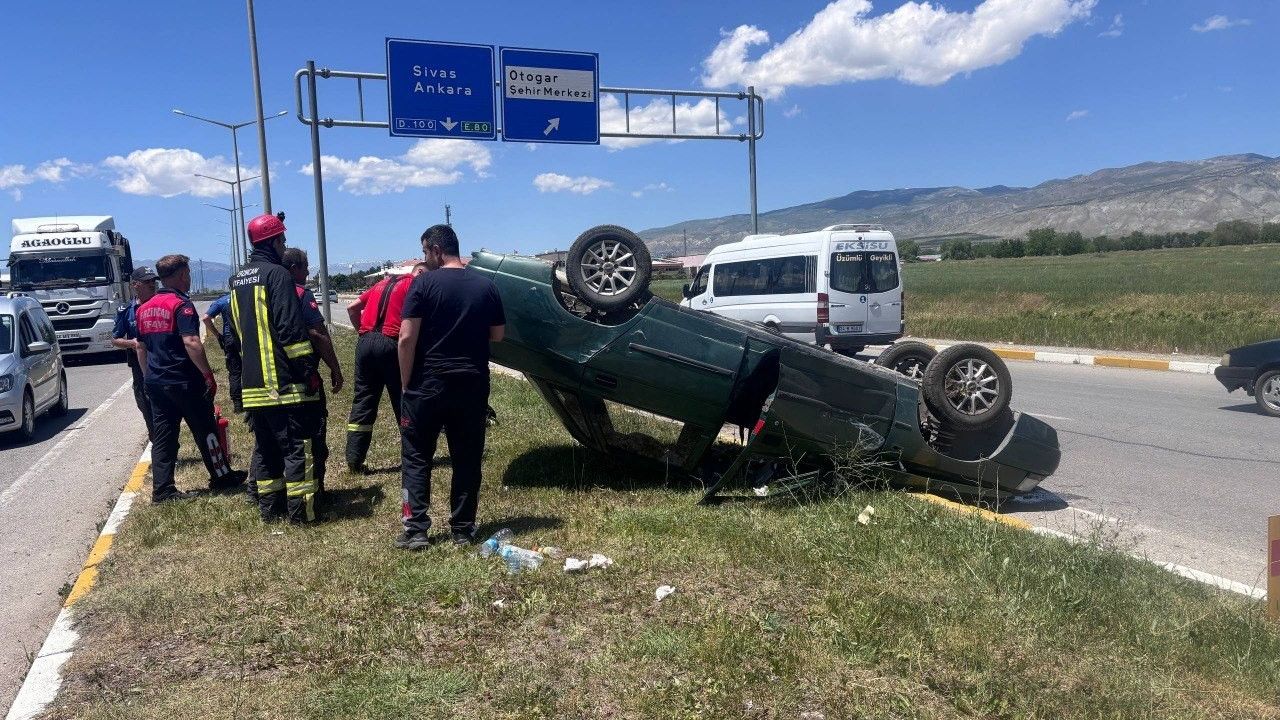 Erzincan’da takla atan otomobilde 2 kişi yaralandı