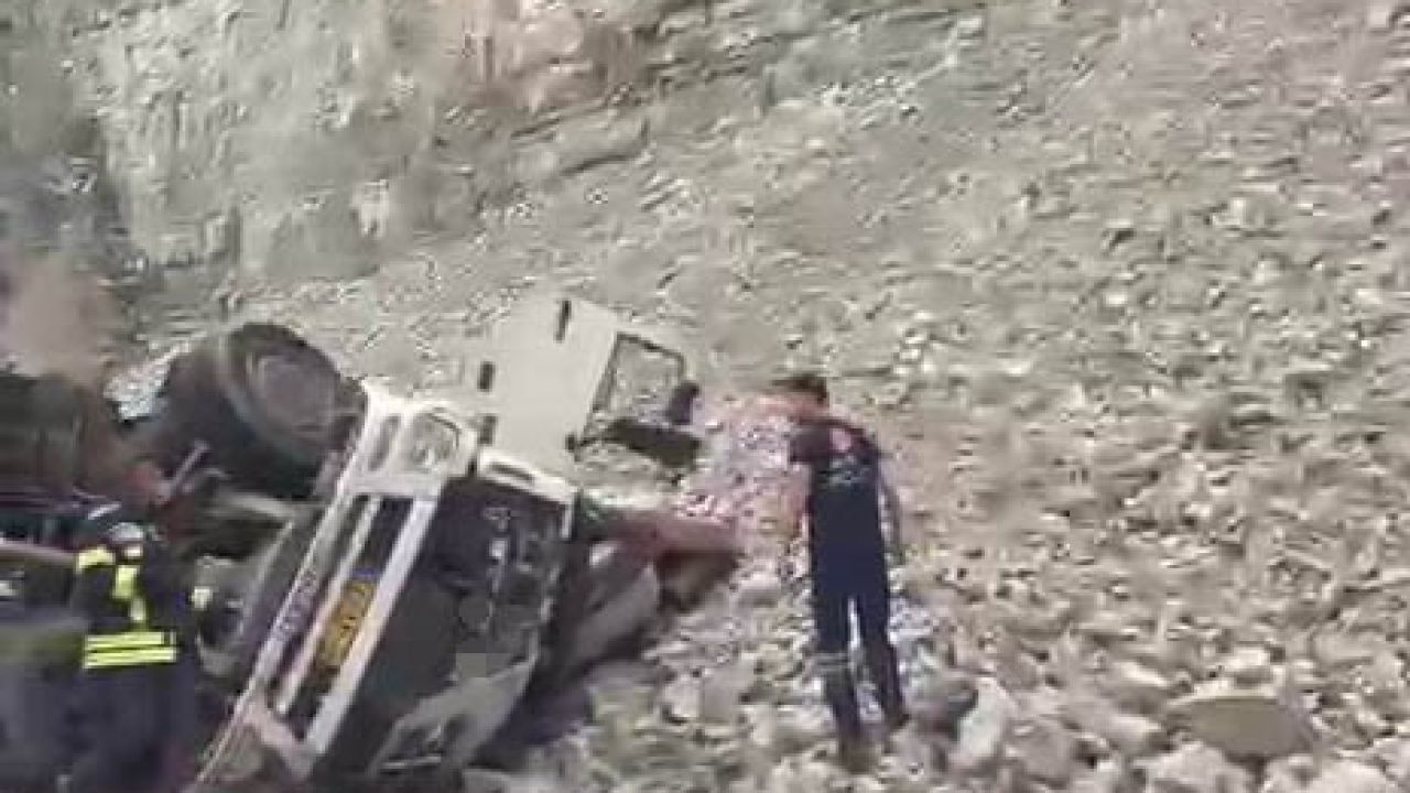 Erzurum’da feci kaza: Freni patlayan tırdan atlayan sürücü öldü, 2 kişi yaralandı