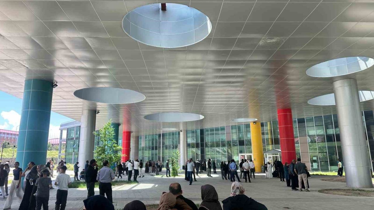 Erzurum’da kapılar kapanırken nefesler tutuldu: YKS’de son dakika koşusu kamerada