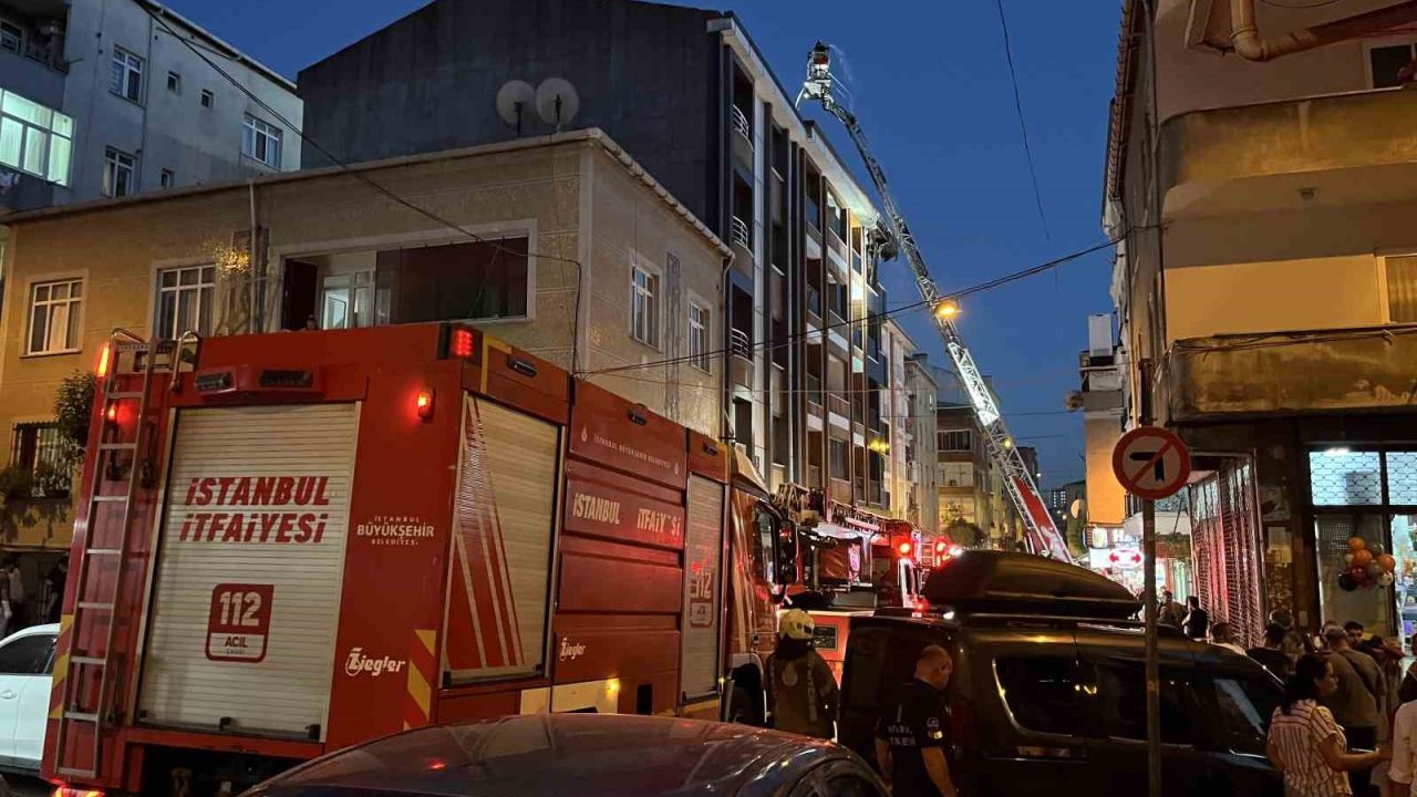 Esenler’de 4 katlı binada çıkan yangın çatıya sirayet etti