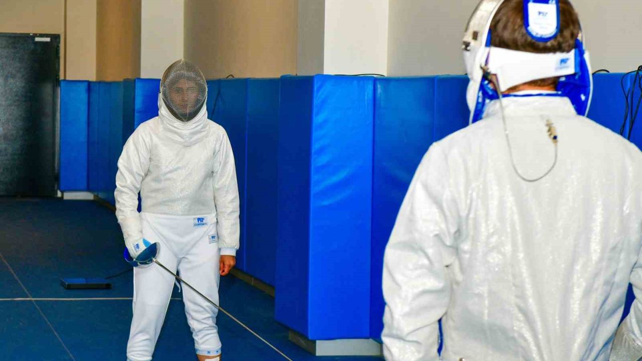 Esenyurt Belediyesi, gençleri disiplin ve stratejinin sporu eskrim ile buluşturuyor