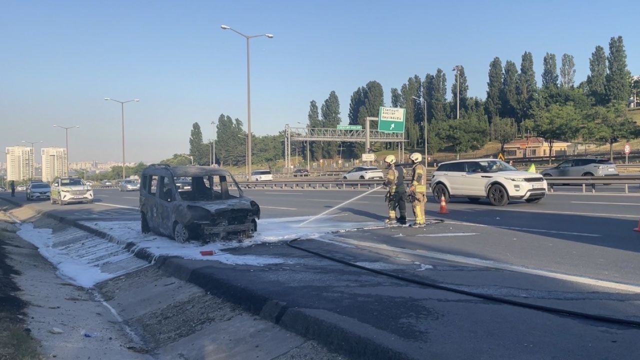 Esenyurt TEM Otoyolu’nda hafif ticari araç alev alev yandı
