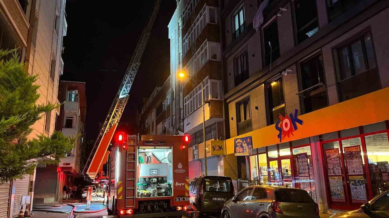Esenyurt’ta 4 katlı binanın çatısında yangın