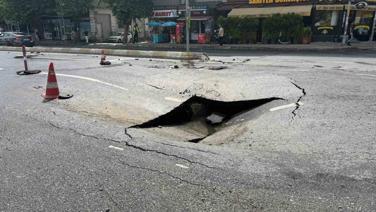 Esenyurt’ta İSKİ’nin boru hattı patladı, yol çöktü cadde göle döndü