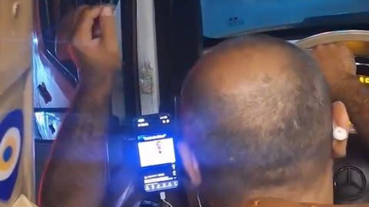 Esenyurt’ta minibüs şoförünün seyir halindeyken video izlediği anlar kamerada