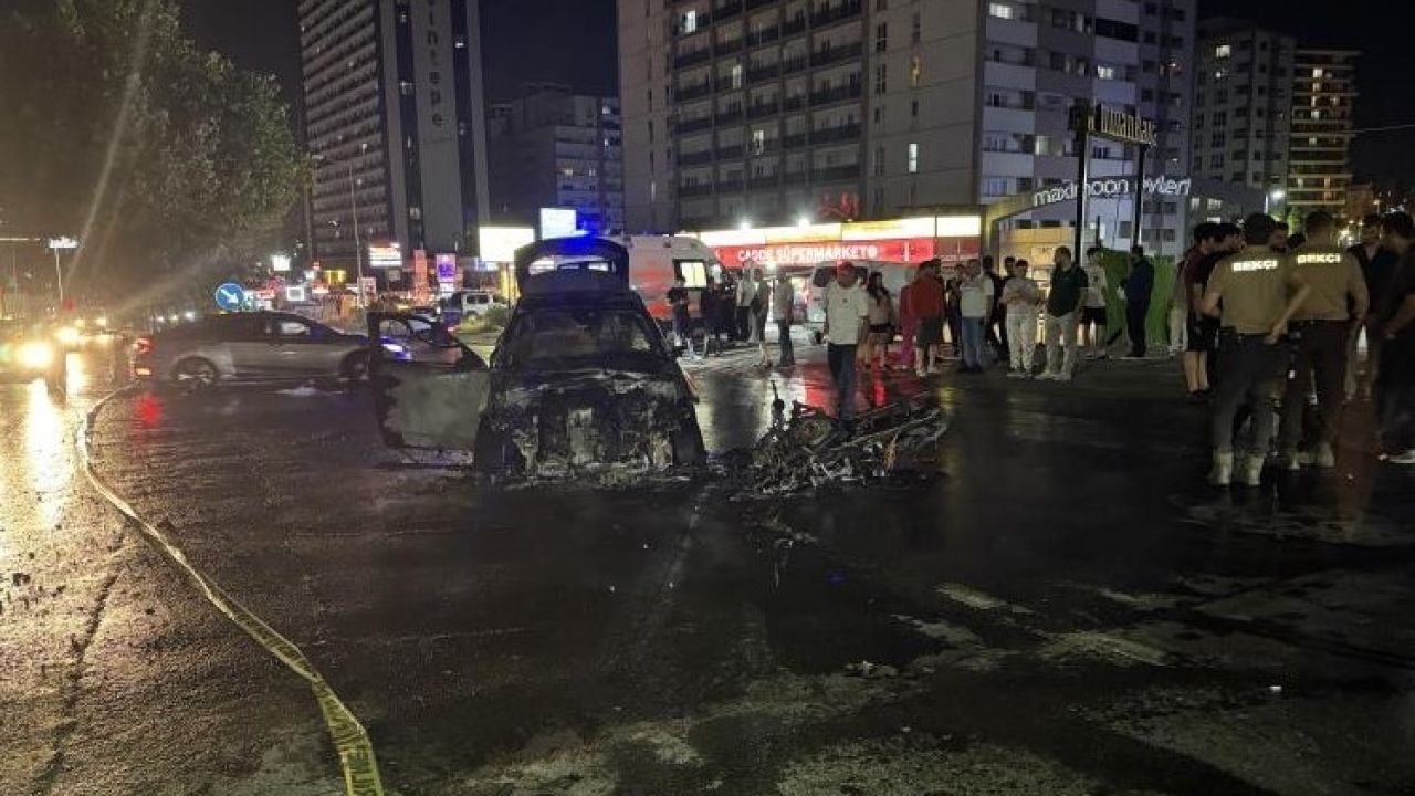 Esenyurt’ta otomobil ile motosiklet çarpıştı: Araçlar alevlere teslim oldu