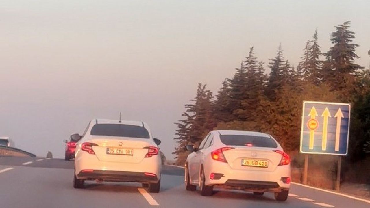 Eskişehir- Bursa yolunda birbirini sıkıştıran 2 araç trafiği tehlikeye attı