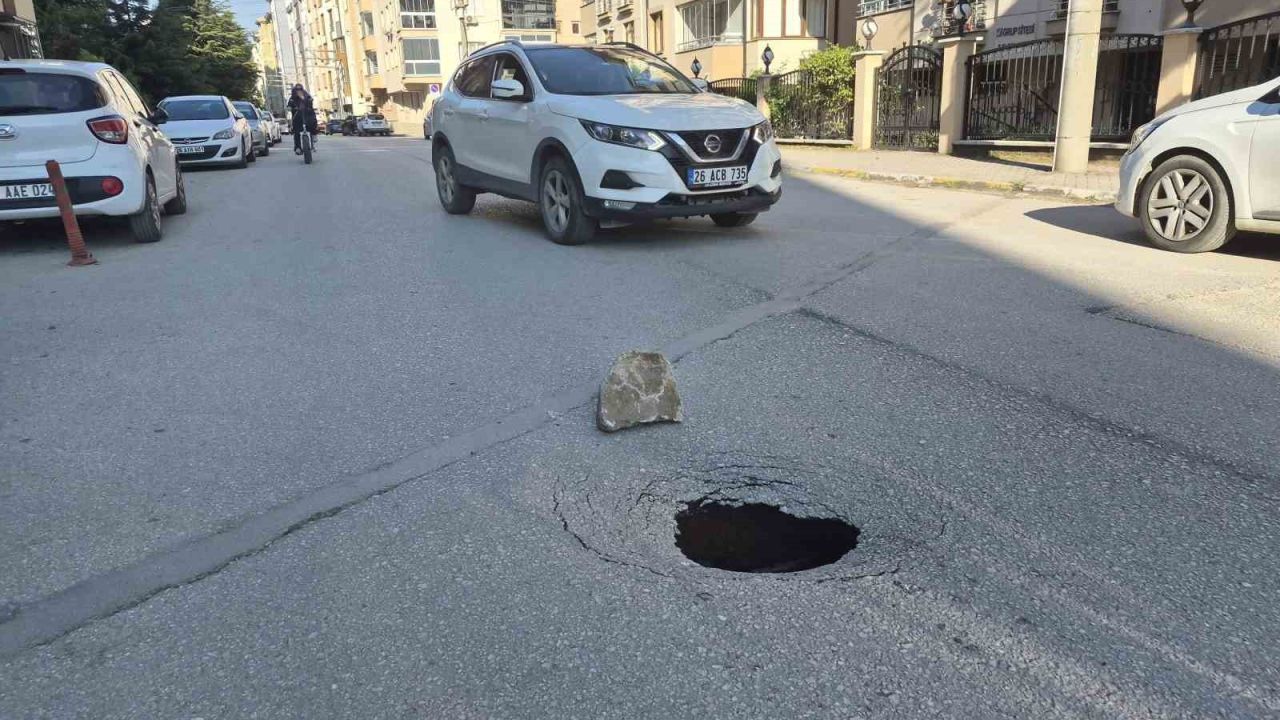 Eskişehir’de yol çöktü, sürücüler zor anlar yaşadı