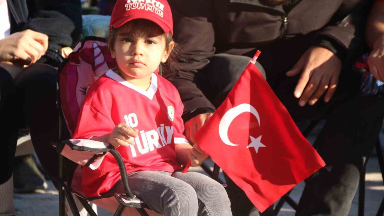 Eskişehirliler 24 yıl sonra millilerin Dünya Kupası coşkusunu sabahın erken saatlerinde yaşadı