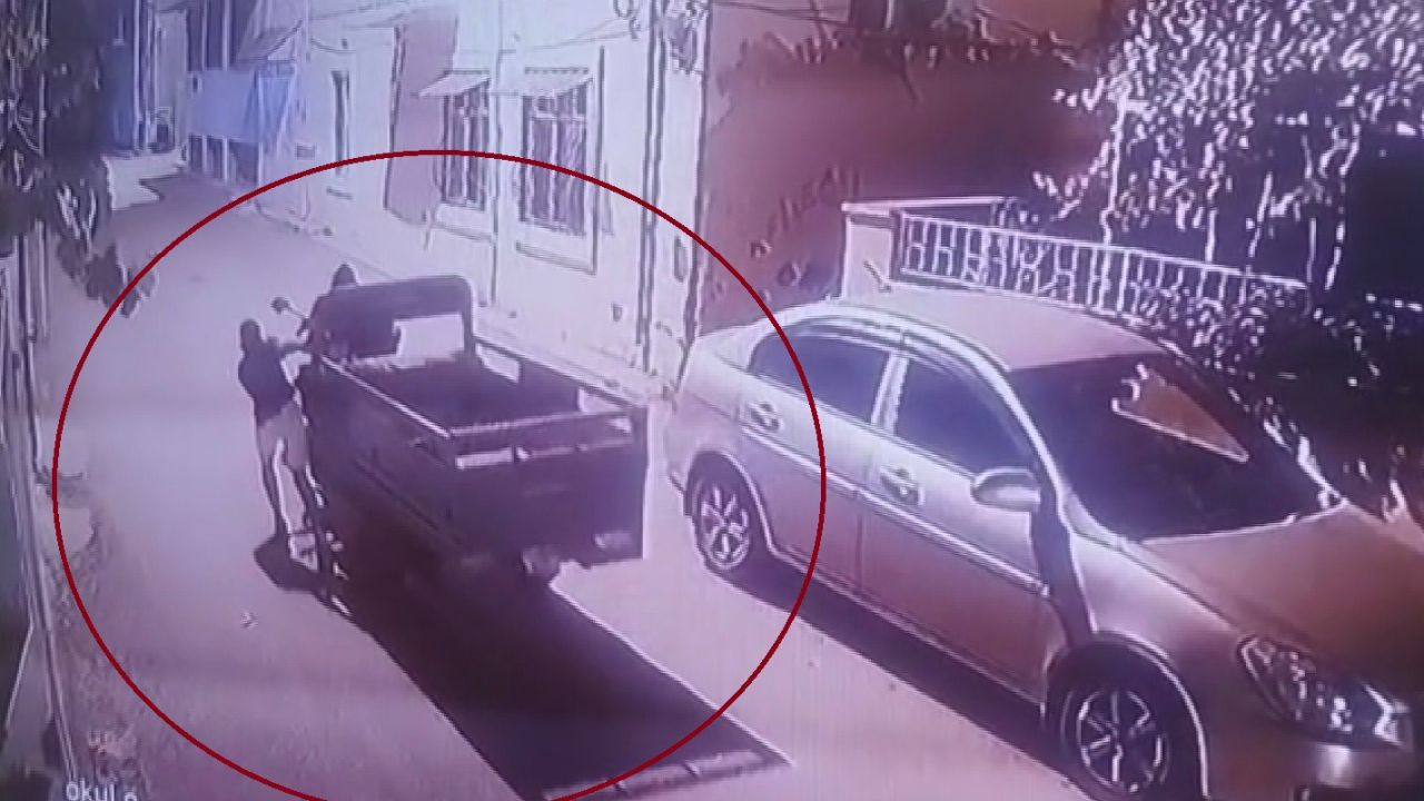Esnafın motosikletini çalan hırsızlar kamerada