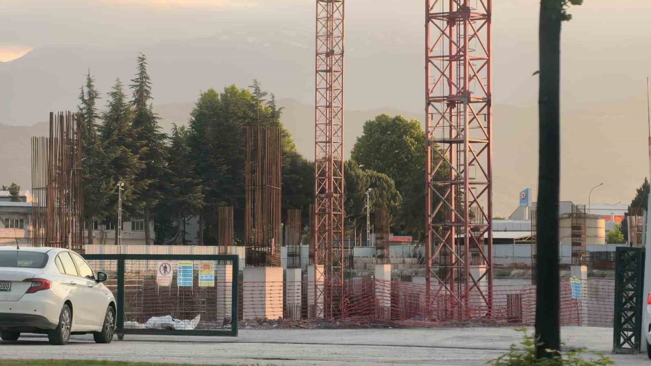 Fabrika inşaatında iş kazası: 1 yaralı