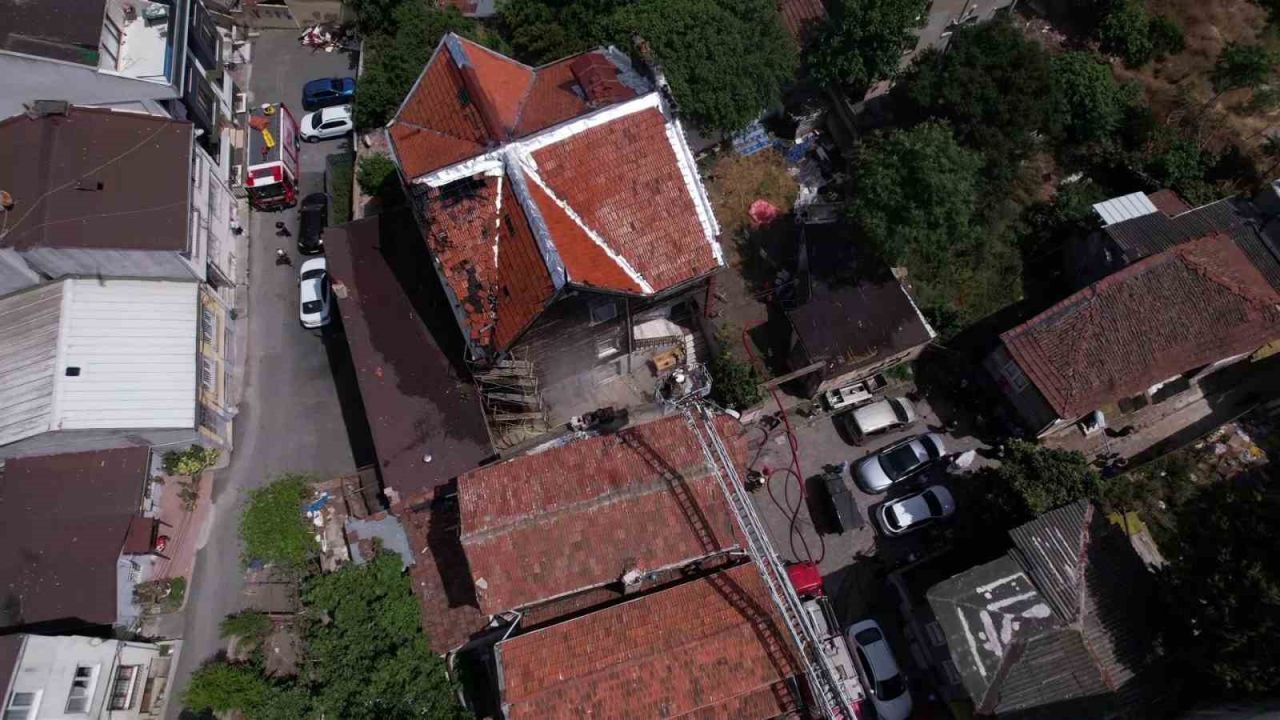 Fatih’te 2 katlı tarihi ahşap binada yangın