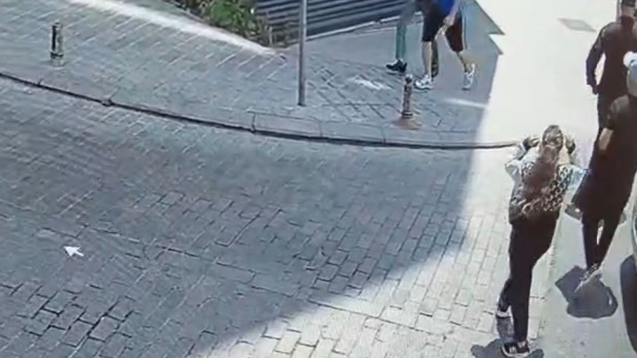 Fatih’te araçtan çantayı böyle çaldılar