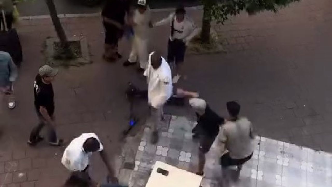 Fatih’te yabancı uyruklu şahıslar arasında bıçaklı kavga kamerada