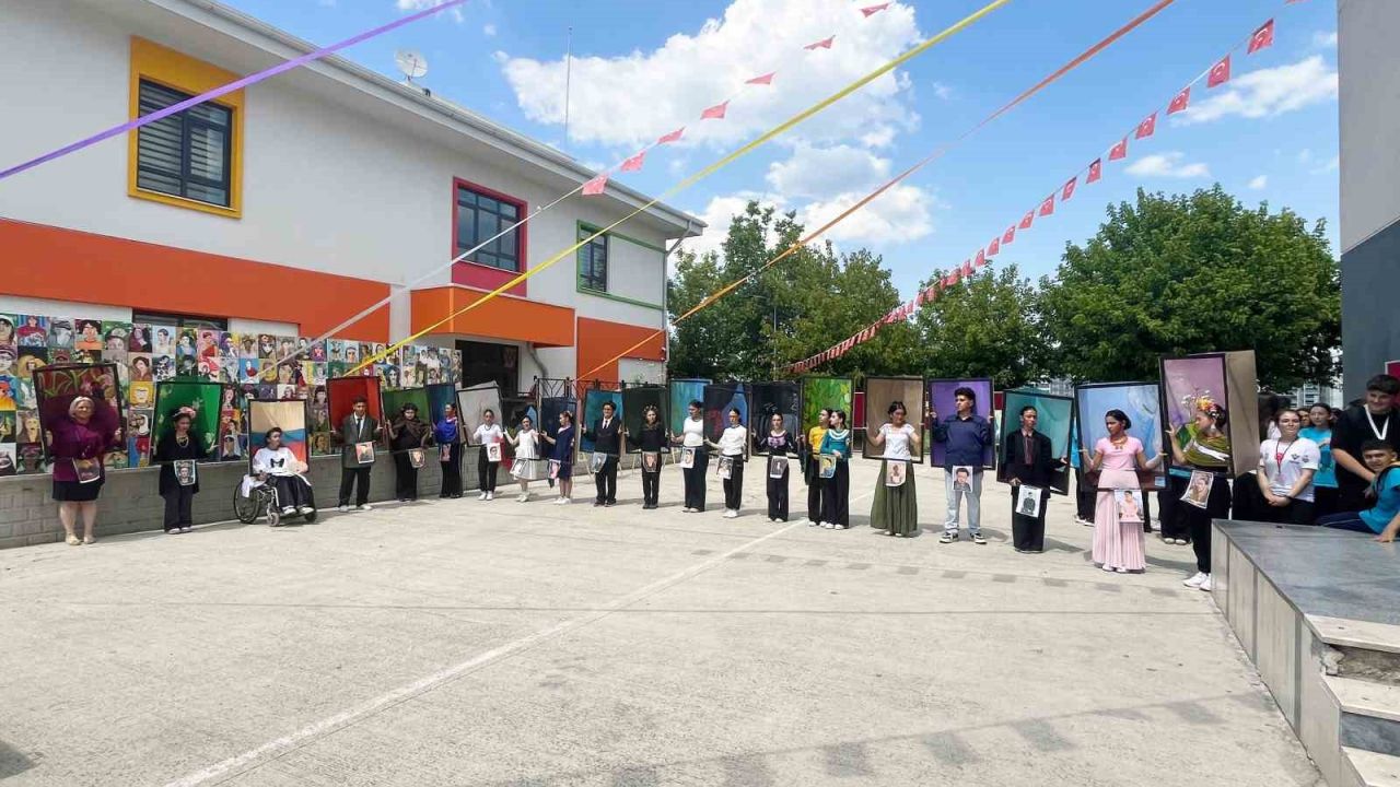 Frida Kahlo’nun eserleri, Bursa’da canlı tabloya dönüştü