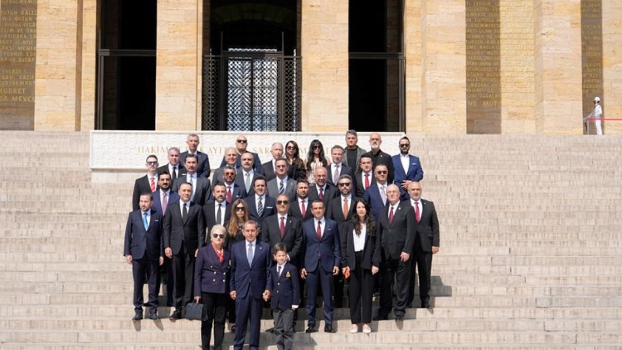 Galatasaray Başkanı Dursun Özbek, kurullarıyla birlikte Anıtkabir’i ziyaret etti