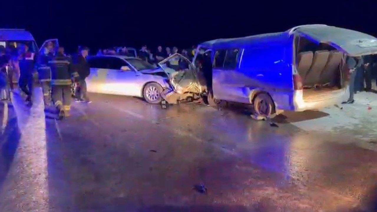 Gaziantep’te 2 araç kafa kafaya çarpıştı: 1 ölü, 12 yaralı