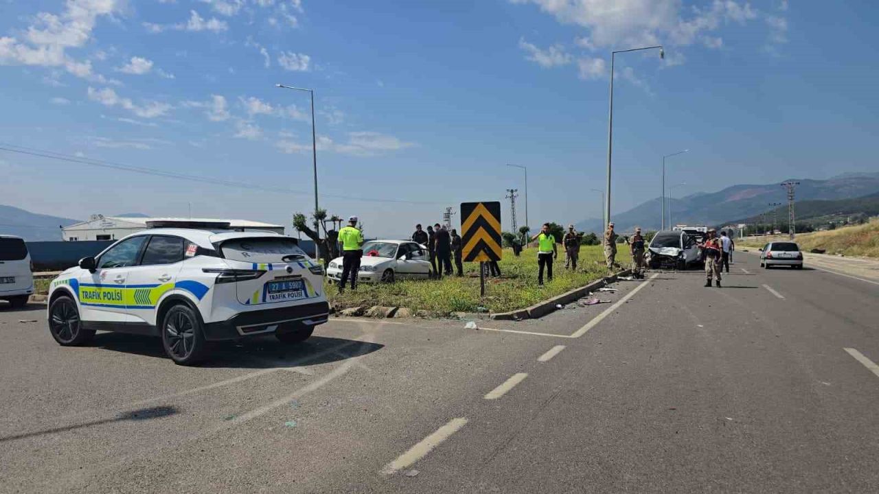 Gaziantep’te 2 otomobil kavşakta çarpıştı: 1 yaralı