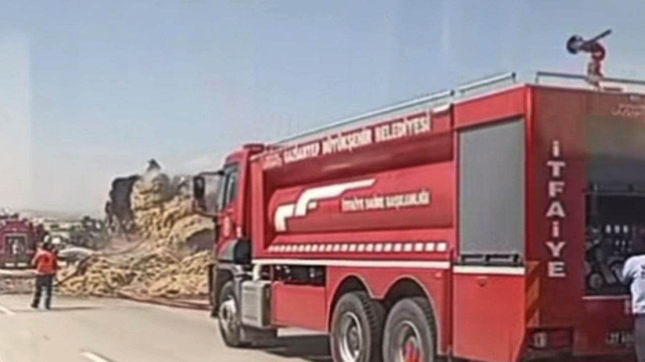 Gaziantep’te saman balyası yüklü tırda yangın