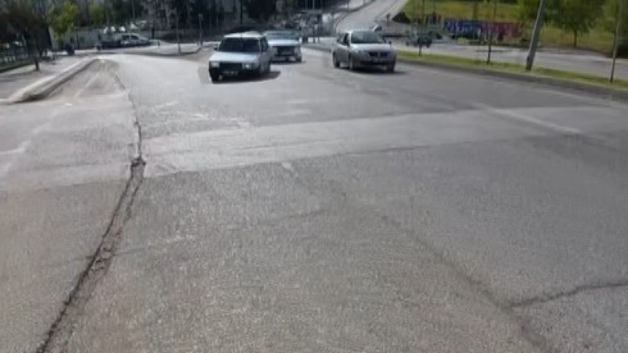 Gaziantep’te trafikte ilginç görüntü: Seyir halindeki otomobilin lastiği yerinden çıktı