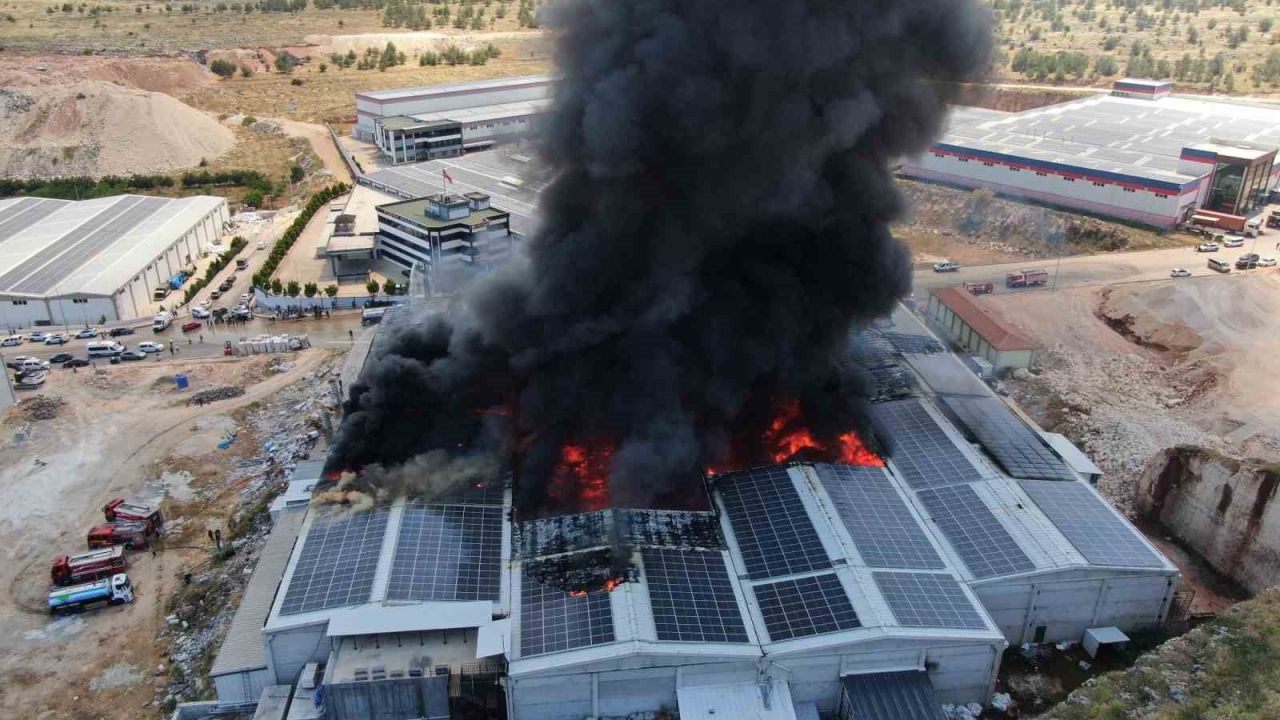 Gaziantep’teki fabrika yangını dron ile görüntülendi
