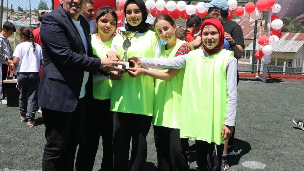 Gaziköy’e spor desteği