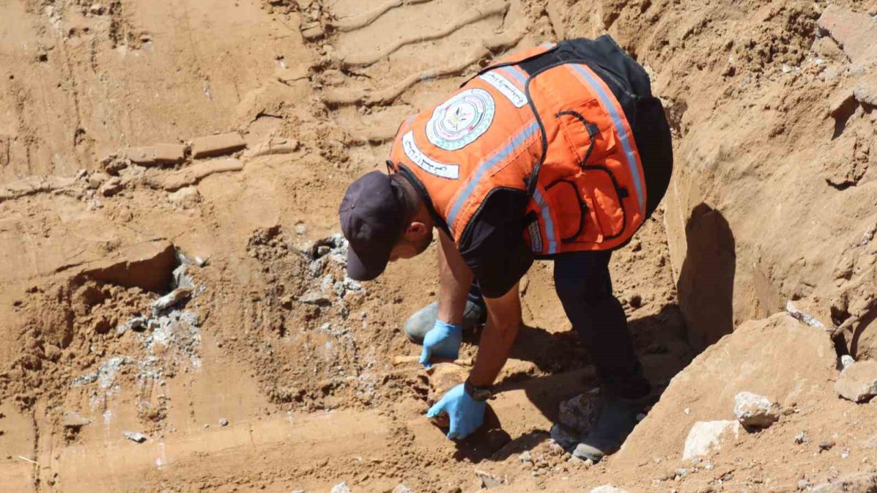 Gazze’deki mezarlıkta onlarca insan kalıntısı çıkarıldı