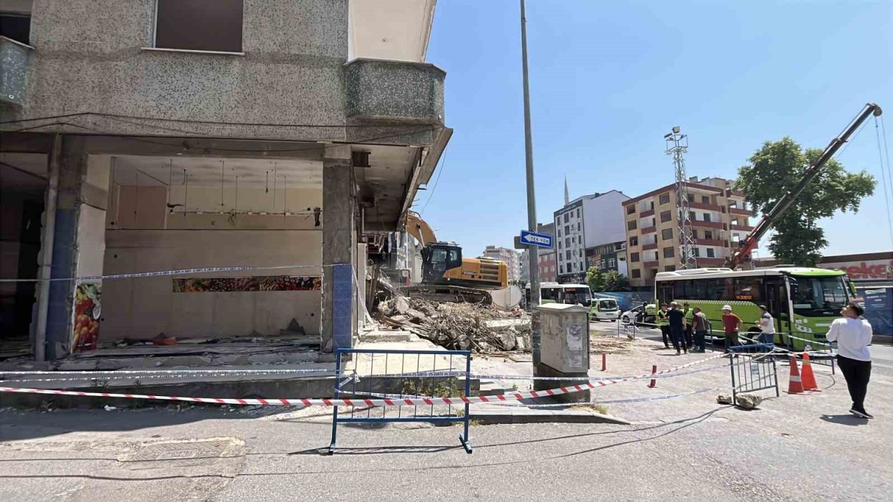 Gebze’de 4 kişinin öldüğü facianın ardından boşaltılan 22 riskli yapının yıkımına başlandı