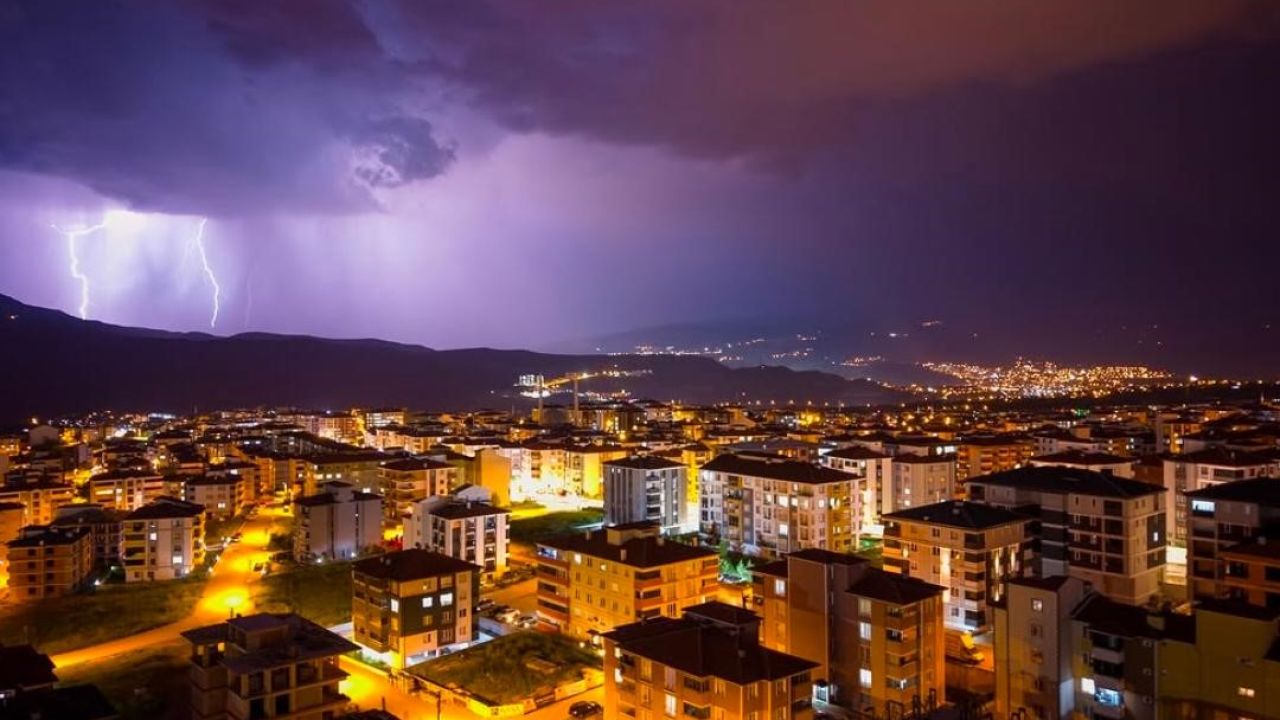 Geceyi aydınlatan şimşekler görsel şölen sundu