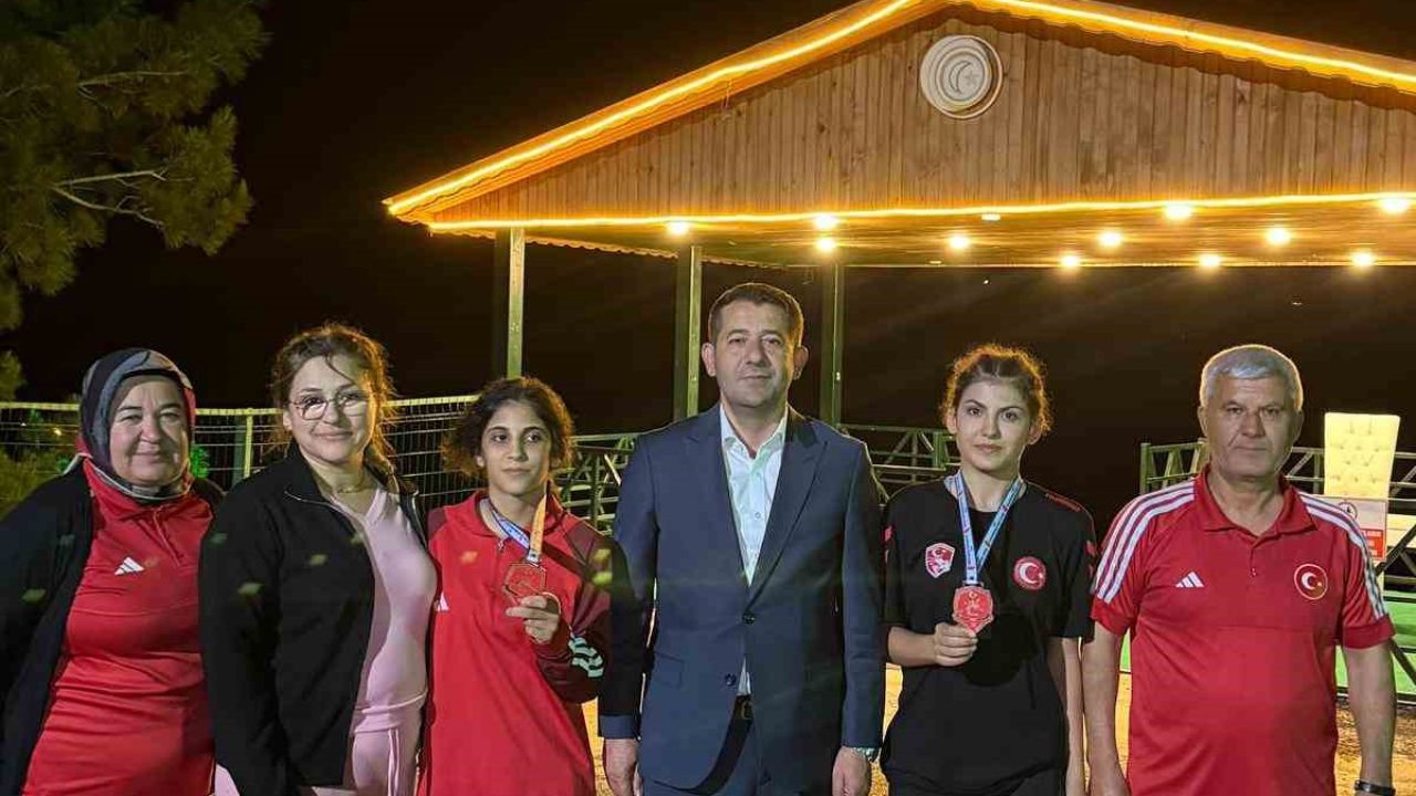 Genç güreşçiler Feke’nin gururu oldu