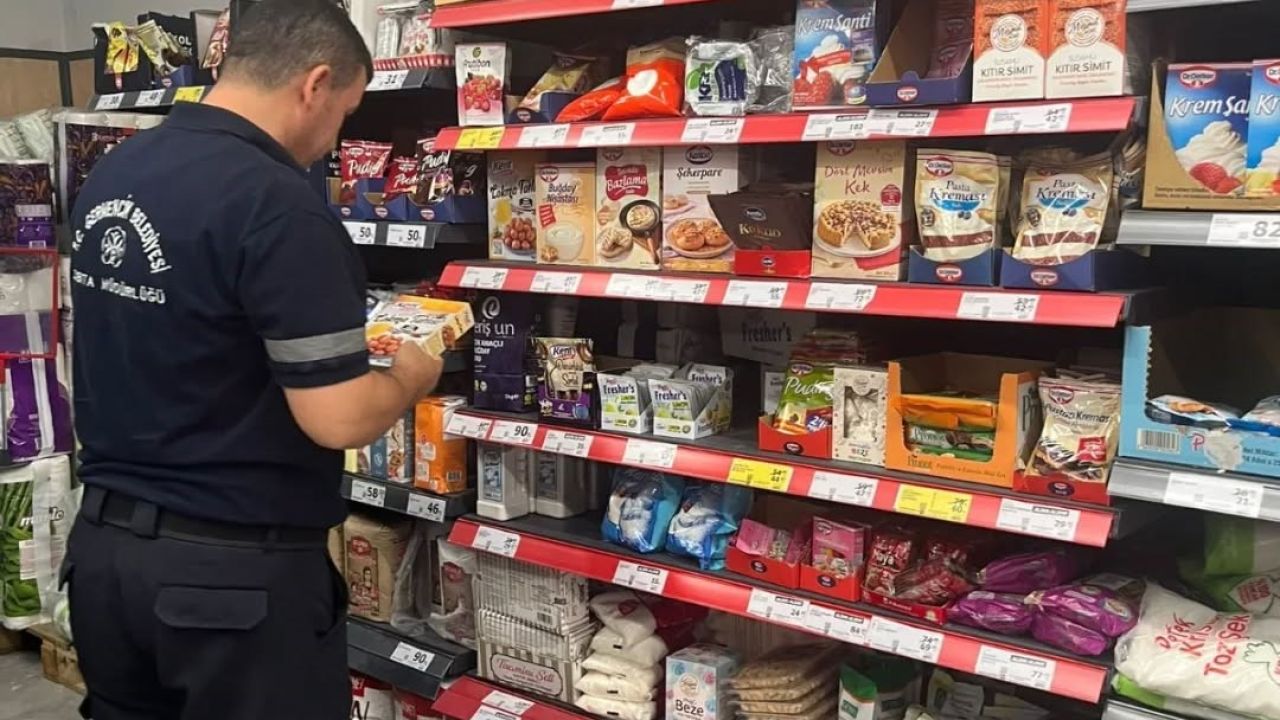 Germencik’te zabıta ekipleri marketlerde etiket ve son kullanma tarihi kontrolü yaptı