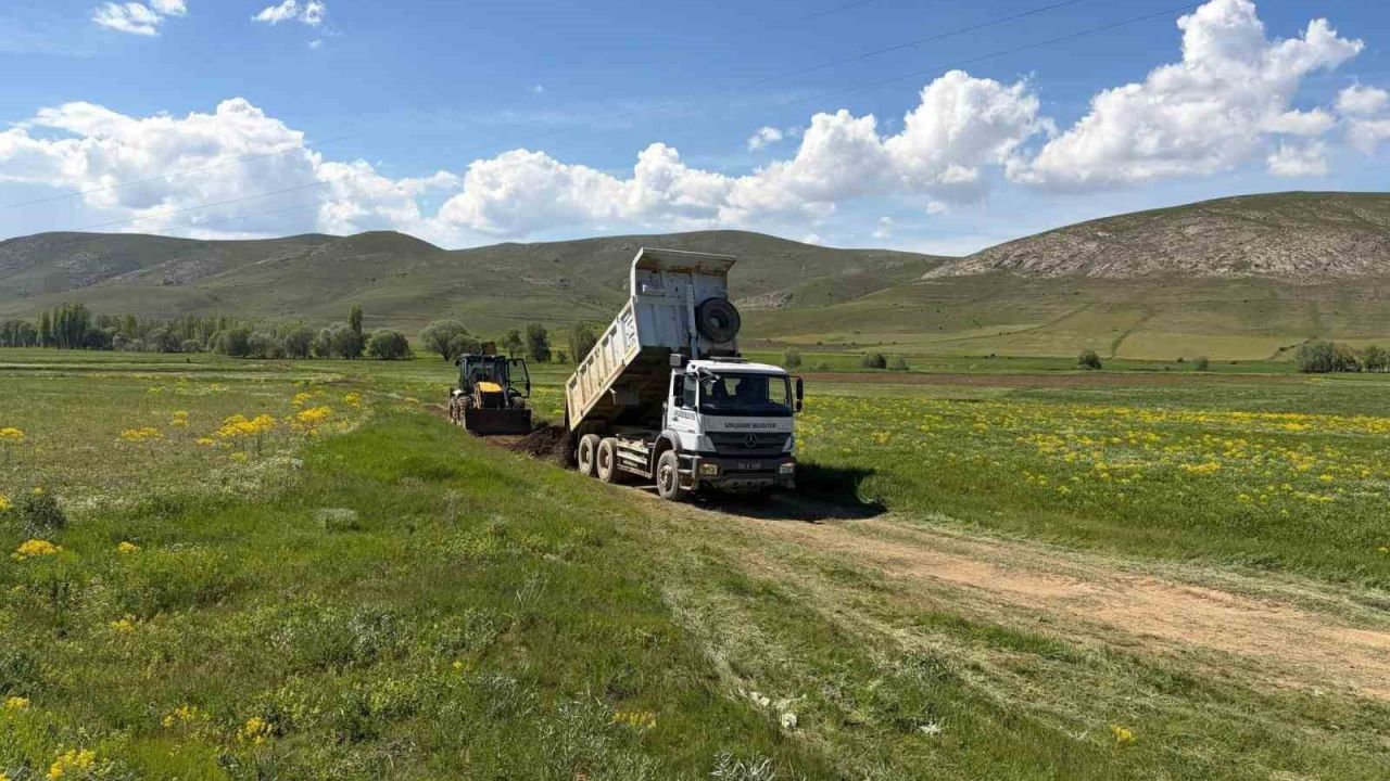 Gökçedere’nin arazi yollarında çalışmalar devam ediyor