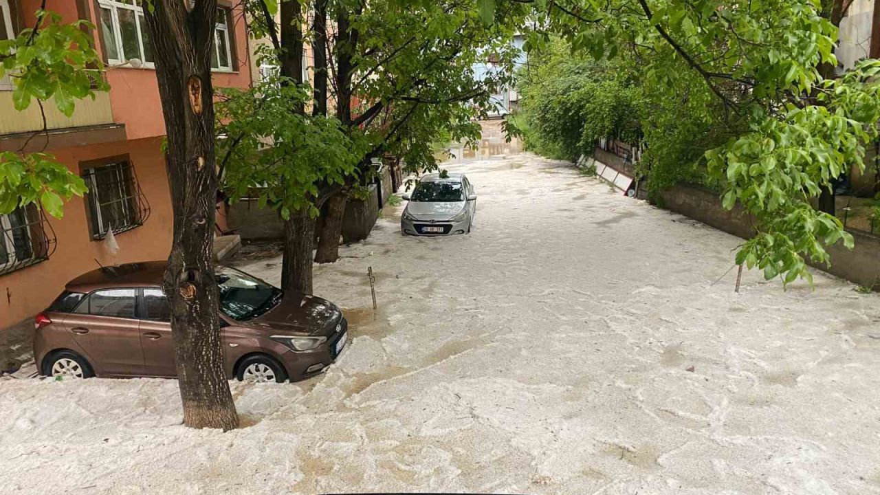 Gümüşhane’de dolu ve sağanak hayatı felç etti