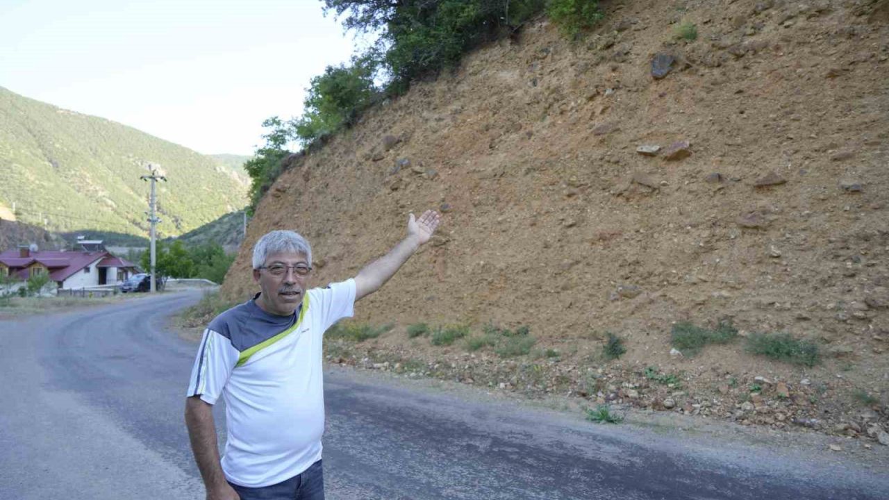 Gümüşhane’de vatandaşların tapulu arazileri toprak kaymaları nedeniyle her geçen gün küçülüyor