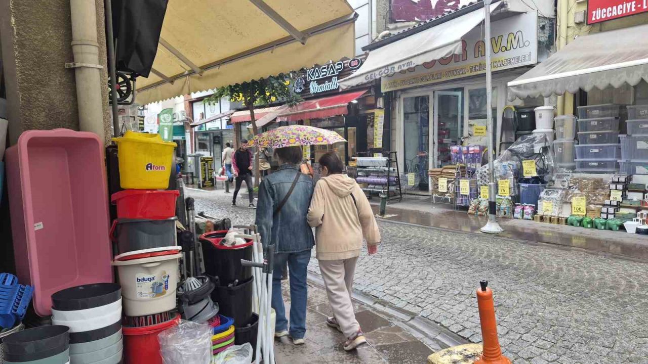 Gün boyu havanın sıcak olduğu Eskişehir’de yağışlar etkisini gösterdi