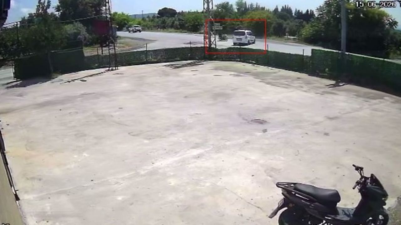 Hafif ticari araca ok gibi saplanan motosikletteki 2 kişi metrelerce havaya uçtu