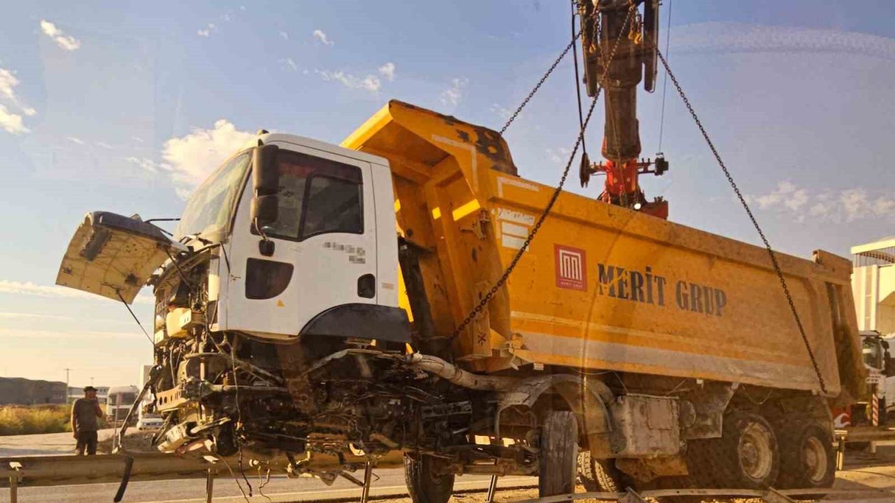 Hafriyat kamyonu refüje girdi, trafik felç oldu