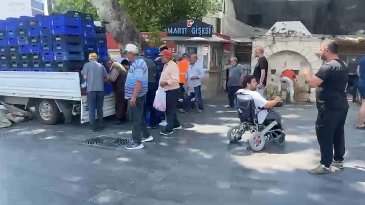 Halde alıcı bulamadığı 4 ton domatesi vatandaşlara ücretsiz dağıttı