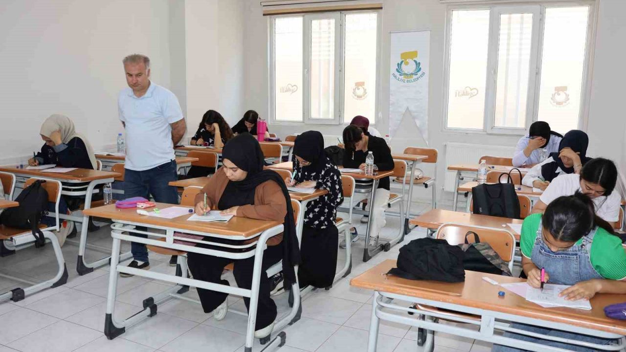 Haliliye’de gençler YKS’ye seri denemelerle hazırlanıyor