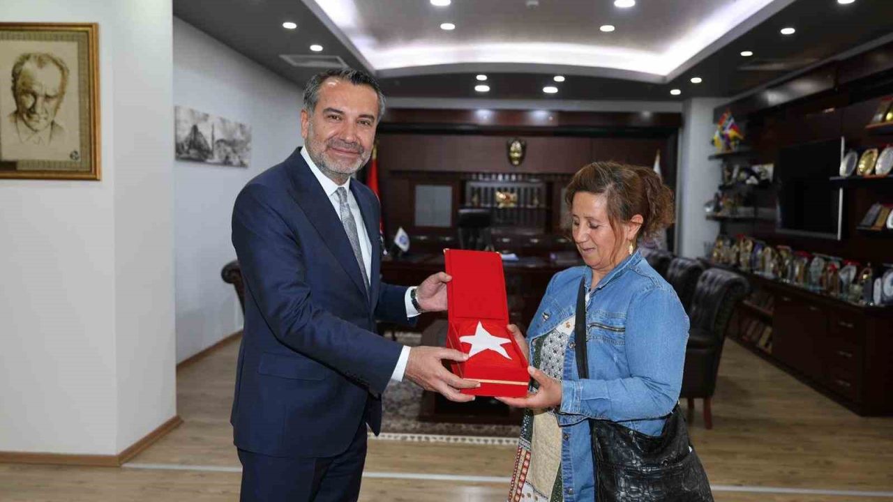 Halk otobüsündeki bayrağı silen kadına Başkan Şerifoğulları’ndan anlamlı hediye