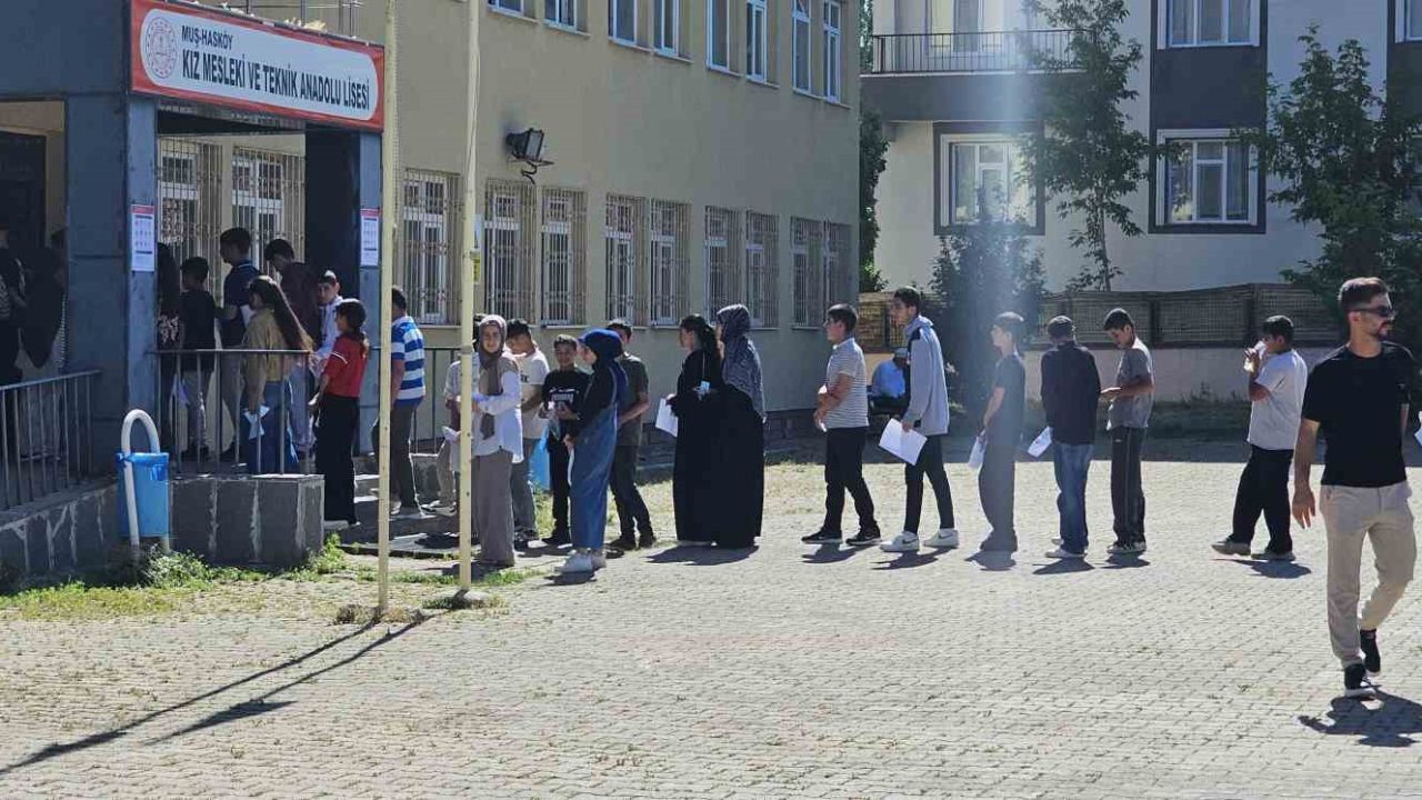 Hasköy’de LGS heyecanı: Öğrenciler ve veliler sınav öncesi duygularını paylaştı