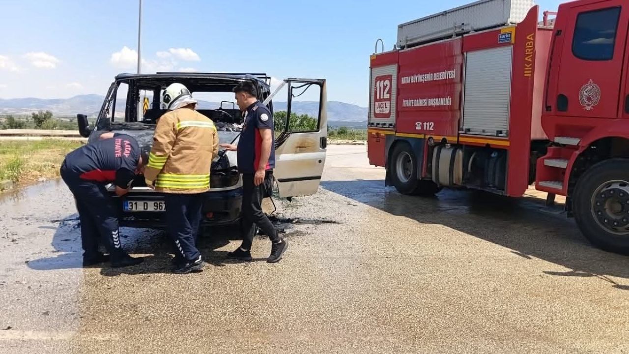 Hassa’da yanan minibüs kullanılmaz hale geldi