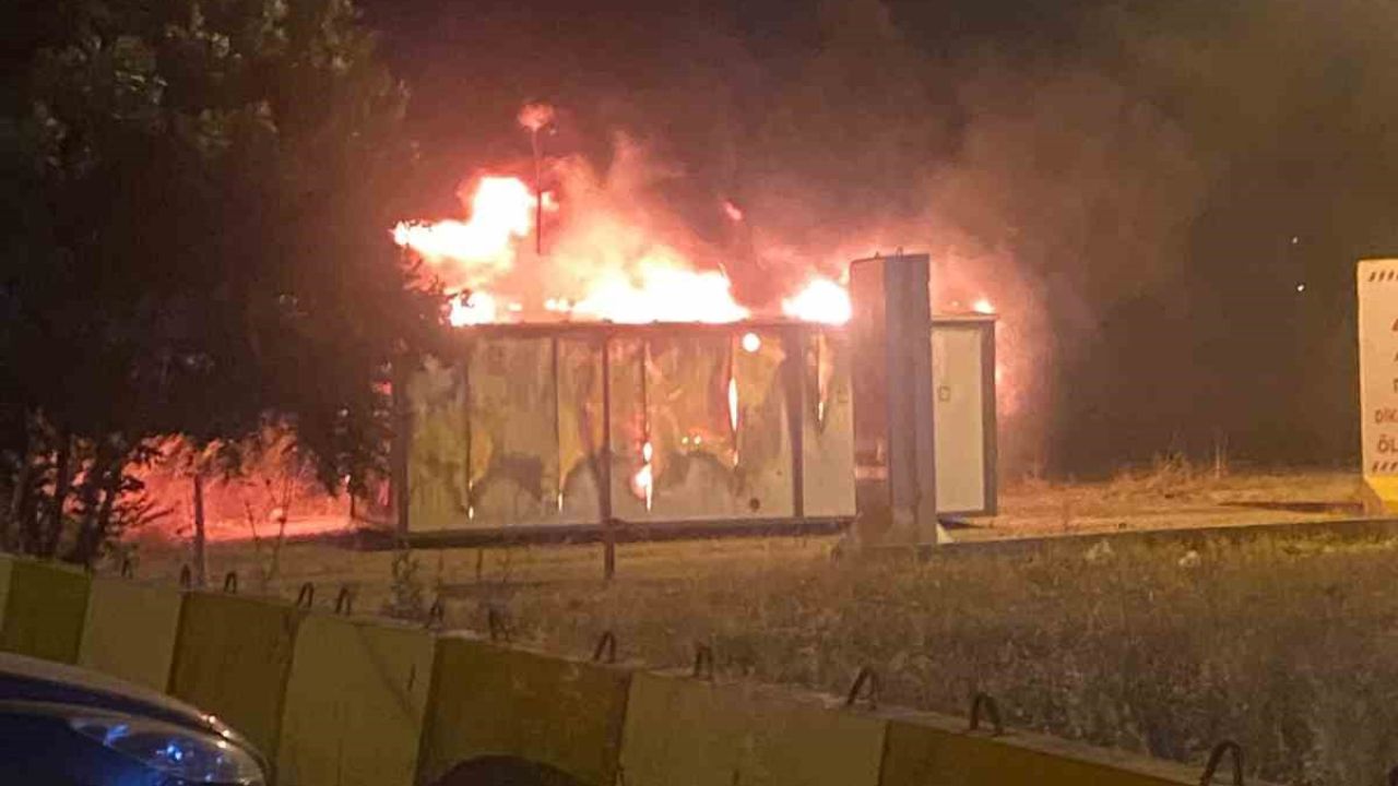 Hatay’da alevlere teslim olan konteyner kullanılamaz hale geldi