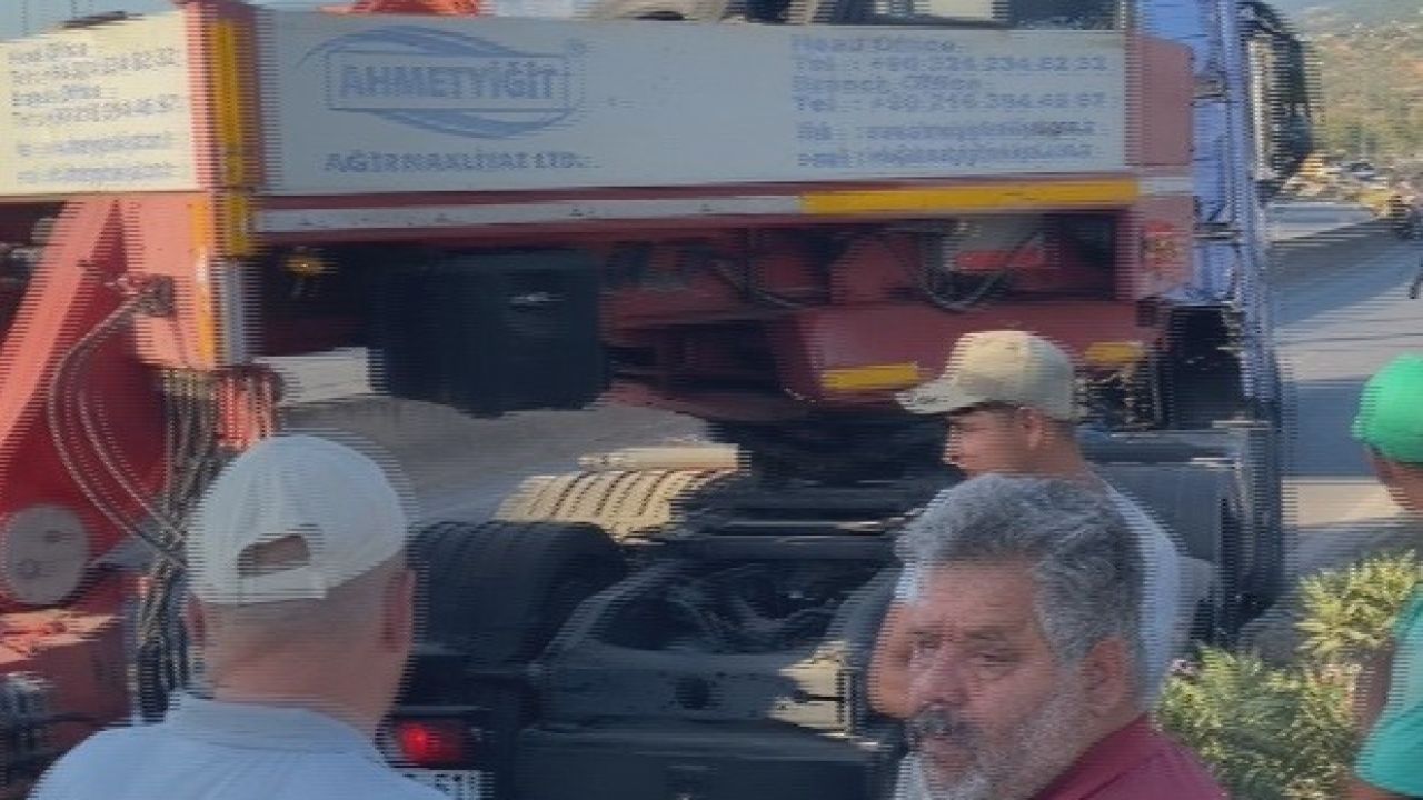 Hatay’da devrilen tır yolu trafiğe kapattı, uzun araç kuyruğu oluştu